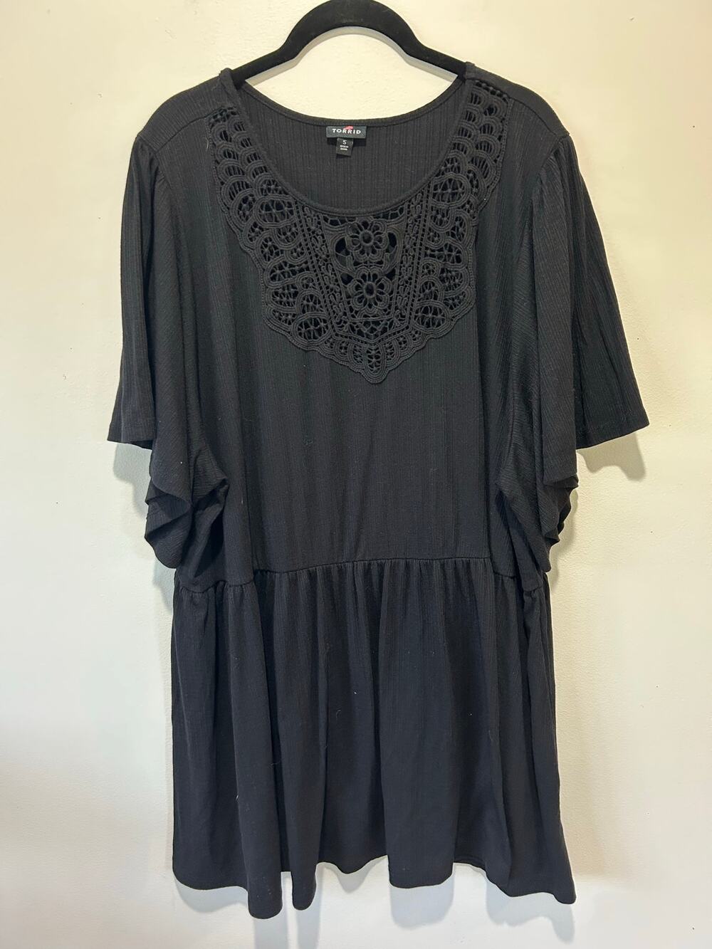 Torrid Gauze Crochet Bib Babydoll blouse size 5X black casual neutral comfort